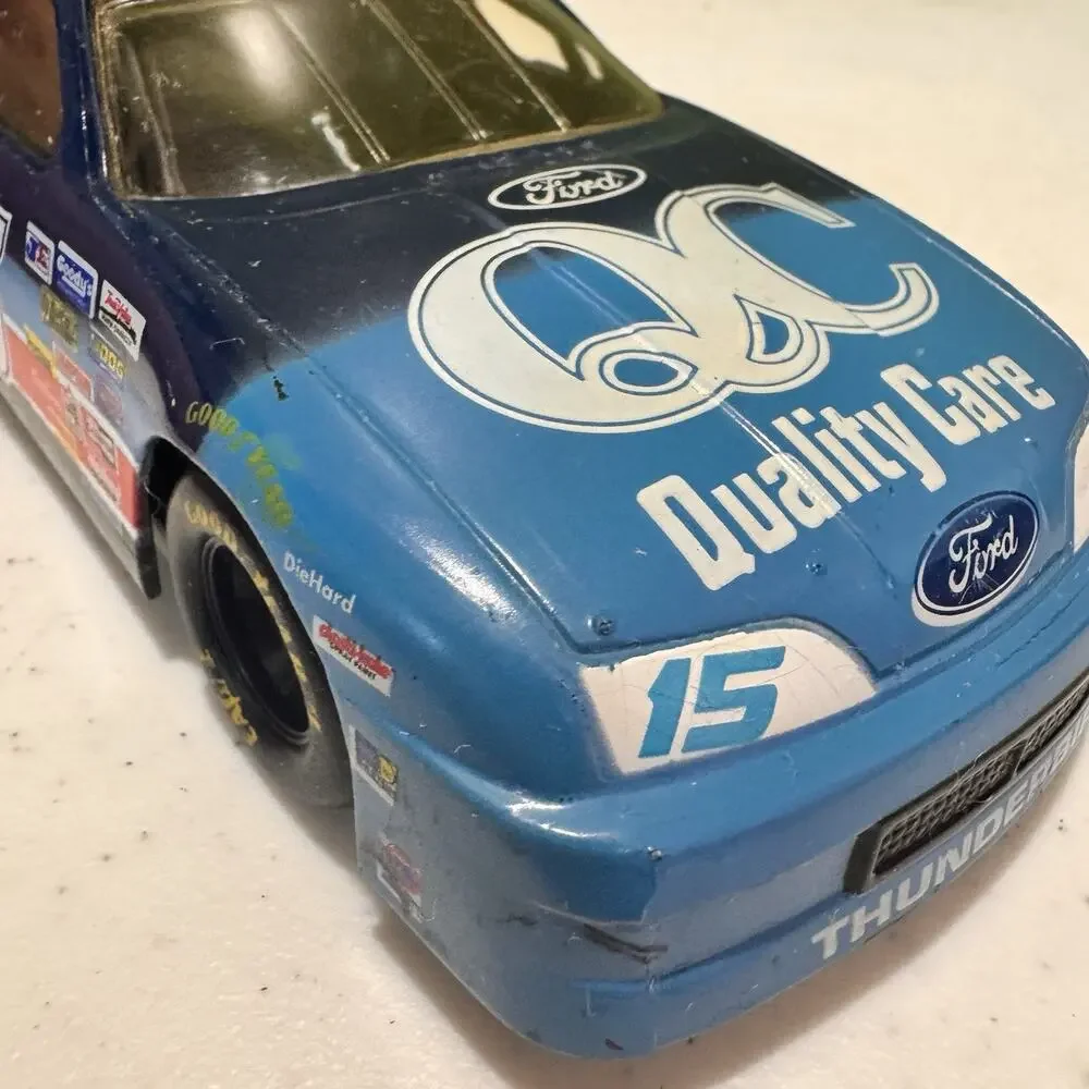 Nascar #15 Quality Care/Igloo 1992 Ford‎ Thunderbird Die-Cast Car 1:24 Scale Vtg